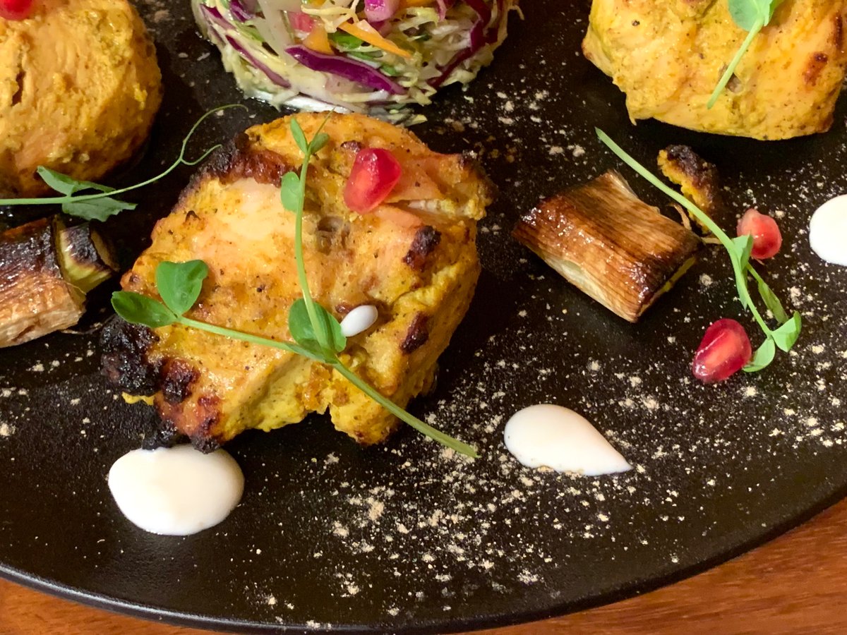 4_vtan's tweet photo. お昼です🕛 #rasoi さんにてタンドリー🔥鶏胸とジーラライスのカレーライス🍛を
鶏胸🐓はさっぱりと風味の良い焼き上がり🔥こんがりネギも甘みが嬉しいです😋
カレーは日替わりのチキンごぼうを。食べ応え根菜を色とりどり🎨のサブジと合わせて美味しく頂きました🎶ご馳走様でした🙏 https://t.co/5dCAjAnZVy