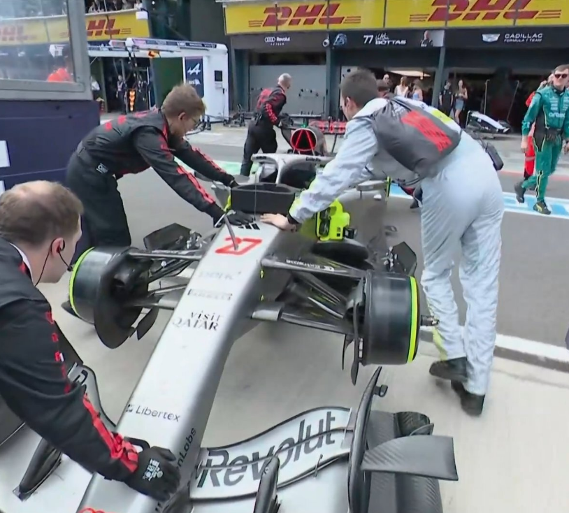 wearetherace's tweet photo. 😬 Uh oh

Joining Oscar Piastri on the sidelines is Nico Hulkenberg's Audi, which won't start the race due to a technical problem. https://t.co/bv9fazIaSf