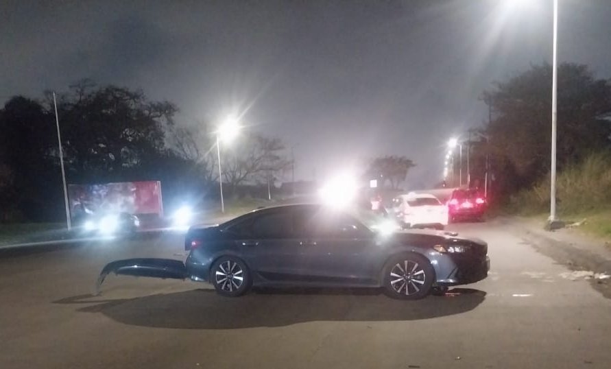 #ChismitoJarocho 📸 9:11 pm #ReporteVial Par de accidentes en el fraccionamiento Nuevo Veracruz a la altura de la gasolinera en sentido a El Vergel. <a href="/espejohernandez/">Rosa María Hernández Espejo🌹</a> <a href="/AyuntamientoVer/">H. Ayuntamiento de Veracruz</a> #VeracruzCiudadHeroica #Veracruz #VeracruzPuerto #Jarochos #Veracruz2026 <a href="/vialver/">El tráfico vial en Veracruz</a>