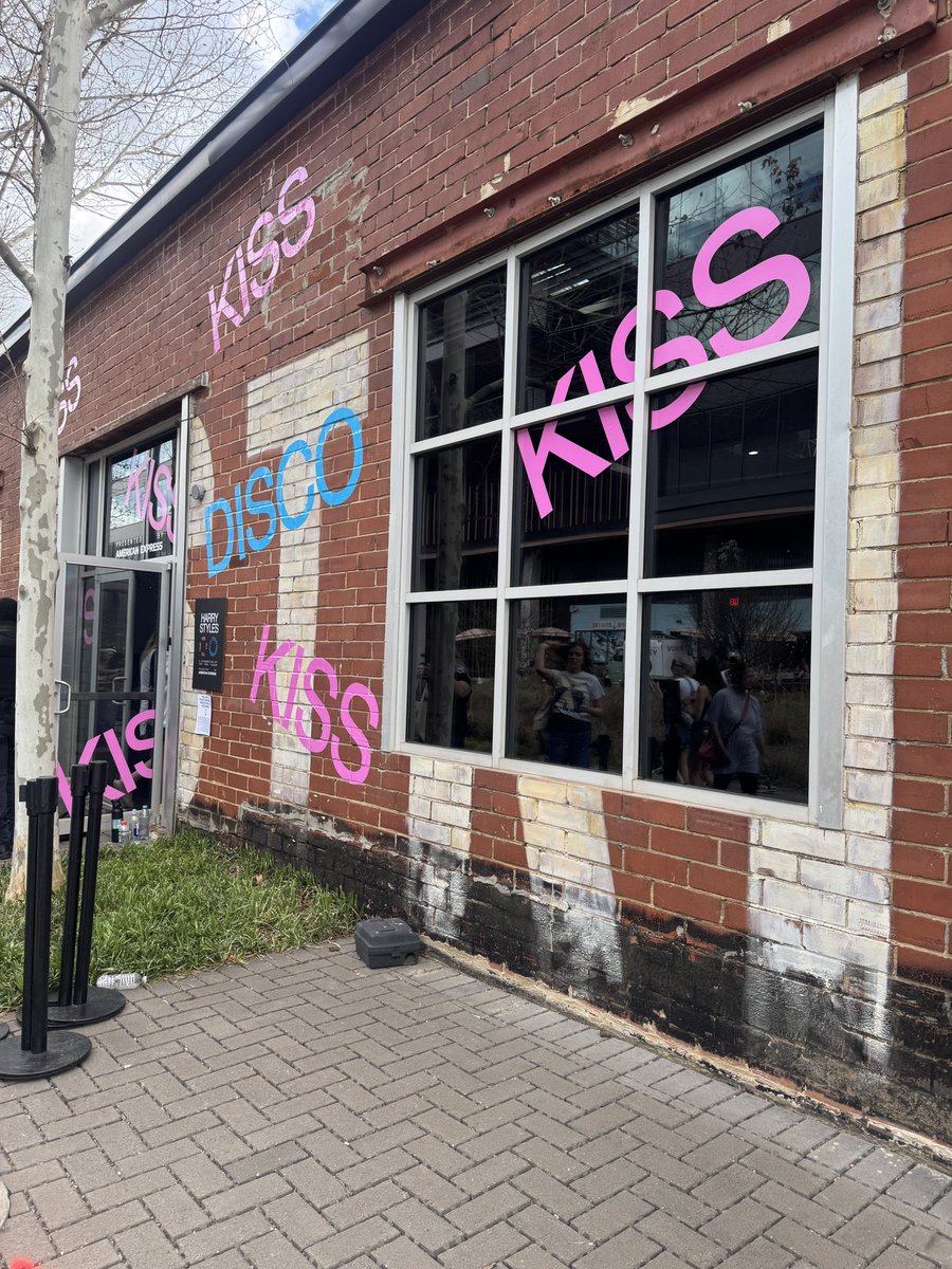 1Dnews_Control's tweet photo. 💚 We received a fan report from the KATTDO pop up in Atlanta! The wait was approximately 1 hour this afternoon. 

Items sold out as of 3PM Saturday: yellow crewneck, all blue shirts, socks, mugs and the clock.

#harrystyles #KATTDO #ATLpopup

📷 owner https://t.co/dKnxuj7AtR
