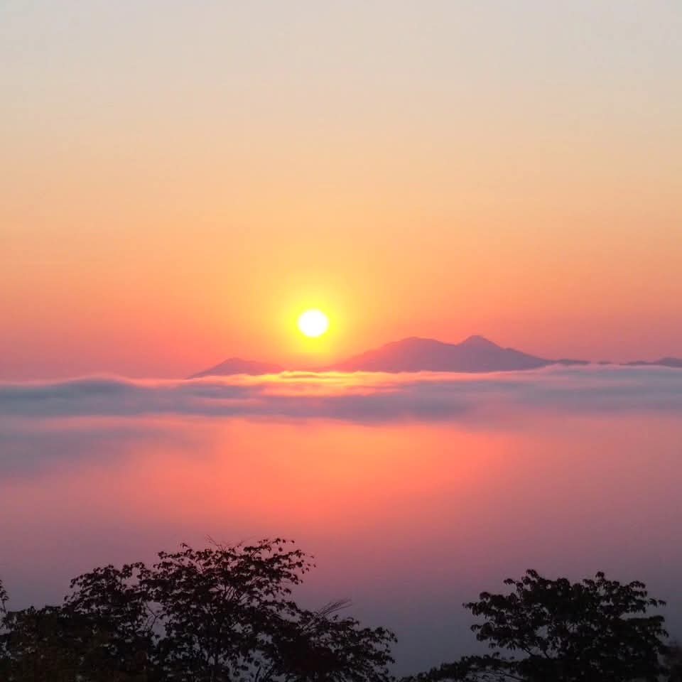 koyalab's tweet photo. 普段は綺麗な雲海と雌阿寒岳 https://t.co/tpyONe3hx8