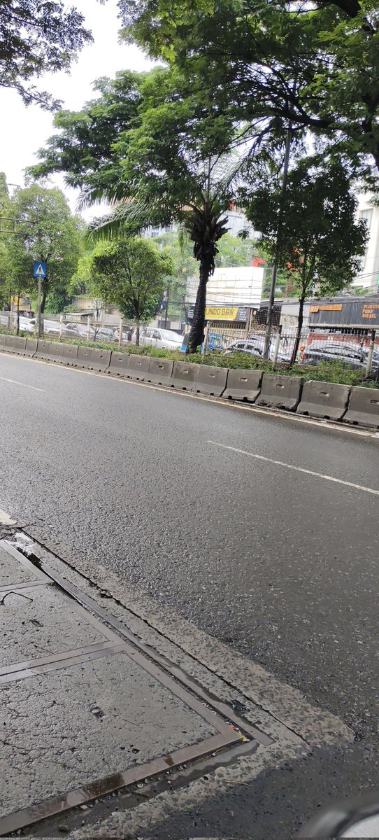 Nikidroid's tweet photo. @DKIJakarta Lapor, dari deoan halte Jembatan Gantung, hingga menuju Indosiar, jalanan banjir, teekadi kemacetan panjang. https://t.co/77znrsAjBL