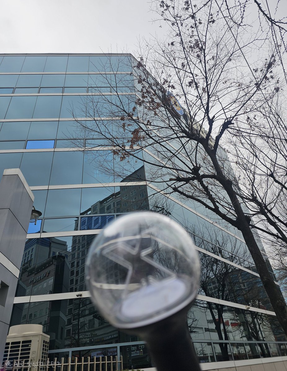 XIN_STAFF's tweet photo. [📣]
20260301 SBS <인기가요> 인원체크 안내

✅ 인원 체크 시간: 오후 1시 55분
✅ 장소: 등촌동 SBS 공개홀 앞

생방송에 참여하시는 레디분들께서는 사진 속 장소로 늦지않게 모여주세요😊

#XIN #엑신
#XIN_Hyper #DazzleFlash https://t.co/HuEMSTDPly