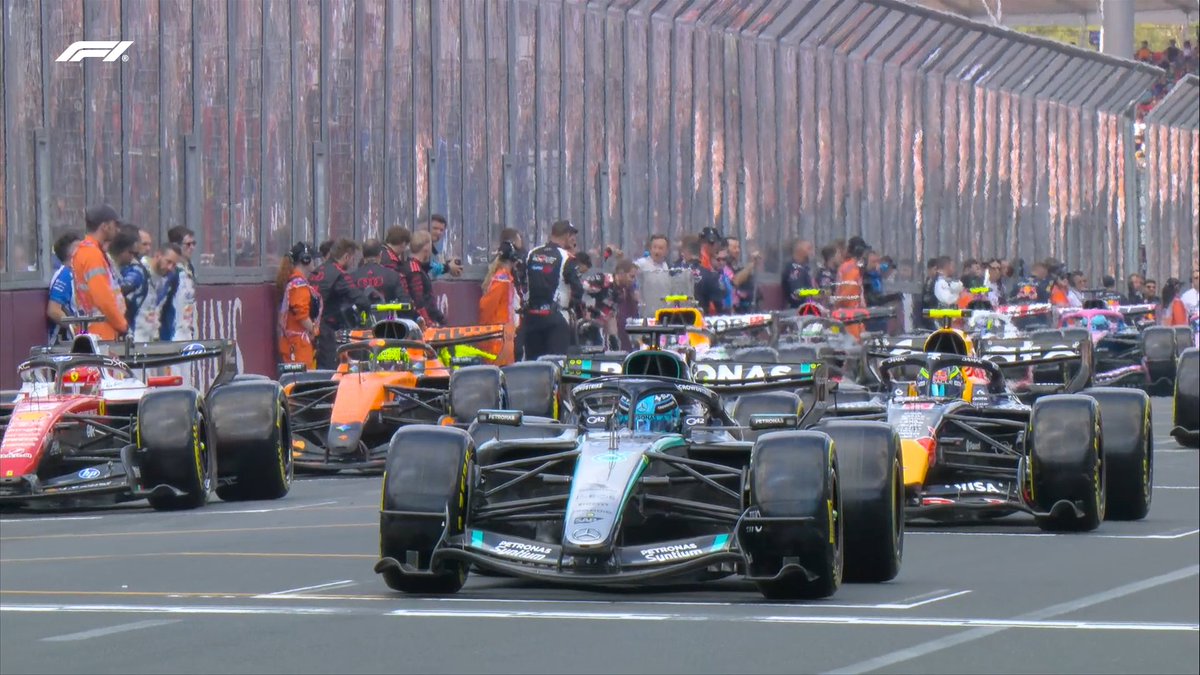 🚨 FORMATION LAP 🚨

George Russell leads the pack away for the Formation Lap! The tension is rising... 😮‍💨

#F1 #AusGP