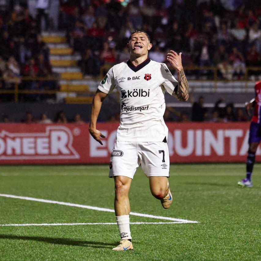 KevinJimenezCR's tweet photo. GRAN VICTORIA DE ALAJUELENSE EN SAN CARLOS (0-2) ❤️🖤 https://t.co/Vpd0YwQpBV