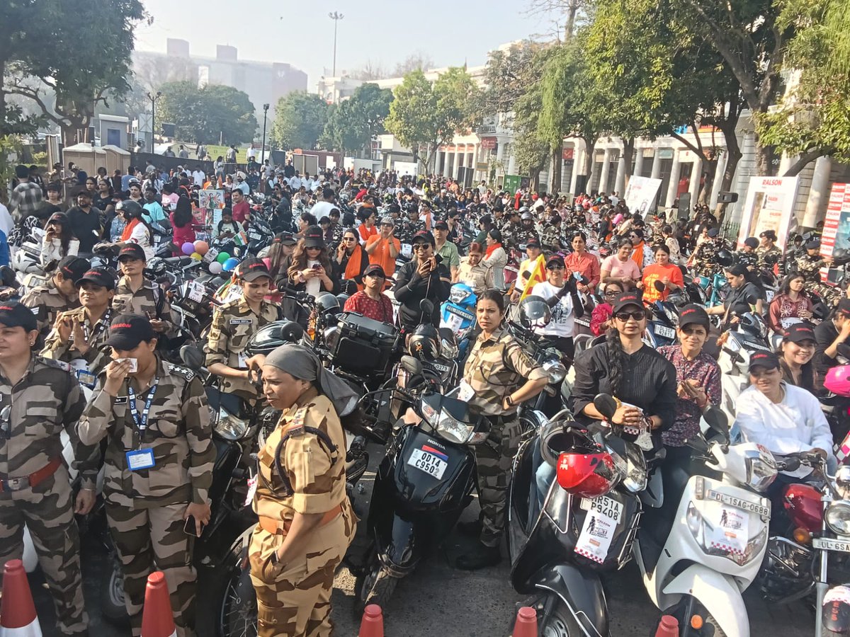 NBTDilli's tweet photo. #NBTWomenBikeRally: लोकसभा अध्यक्ष ओम बिरला और दिल्ली की मुख्यमंत्री रेखा गुप्ता स्टेज पर। थोड़ी देर में शुरू होगी NBT बाइक रैली। https://t.co/FF06r1Gpo4