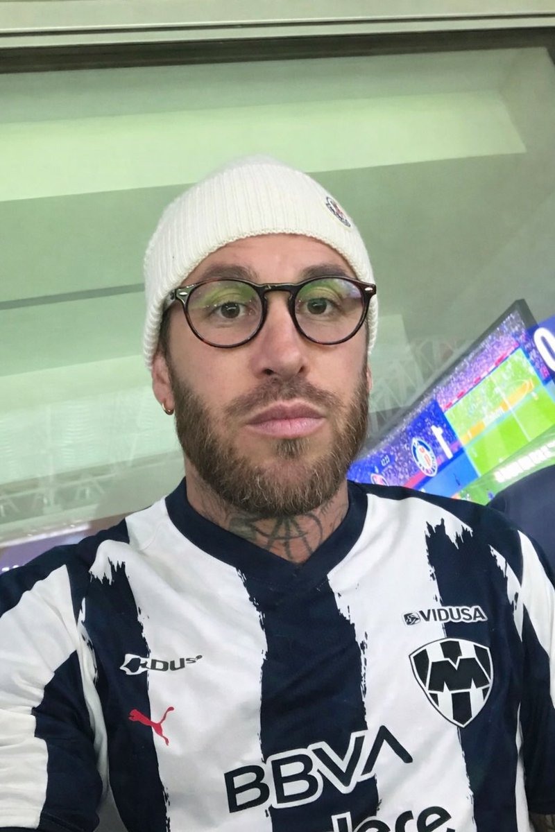 arriaga26_'s tweet photo. Son las 5 de la mañana en España y Sergio Ramos está atento al Clásico Regio. 

El mejor defensa de la historia es un hincha más del Club de Fútbol Monterrey. https://t.co/Ve12grMRqf