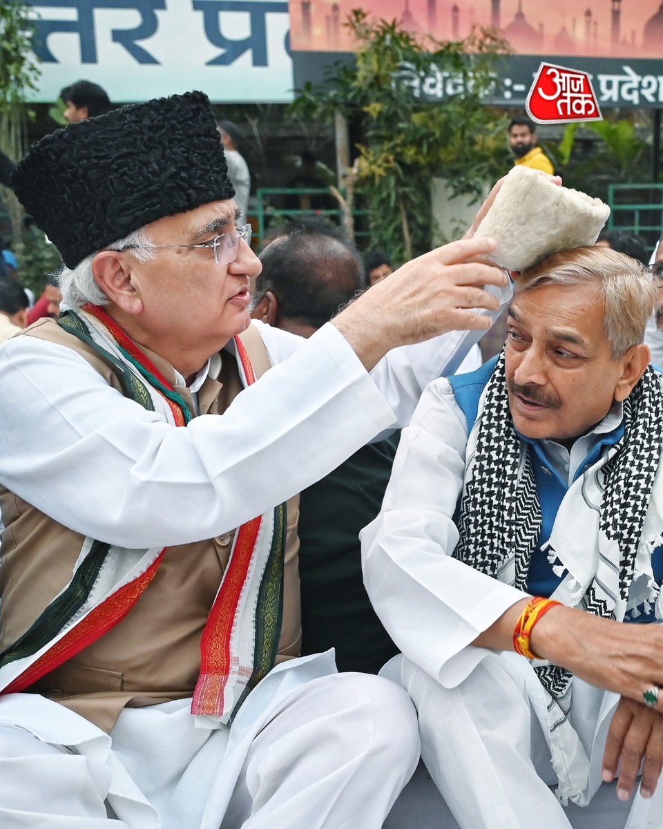 aajtak's tweet photo. रमज़ान के पवित्र महीने के अवसर पर कांग्रेस कार्यालय में रोज़ा इफ्तार कार्यक्रम का आयोजन किया गया, जिसमें कई वरिष्ठ नेताओं और कार्यकर्ताओं ने हिस्सा लिया। इस मौके पर Salman Khurshid, सांसद Pramod Tiwari, कांग्रेस सांसद Imran Pratapgarhi सहित कई नेता मौजूद रहे और सभी ने मिलकर रोज़ा इफ्तार किया।

इसी तरह एक अन्य इफ्तार कार्यक्रम में वरिष्ठ कांग्रेस नेता और राज्यसभा सांसद Digvijaya Singh ने भी भाग लिया, जहां उनके साथ कांग्रेस प्रदेश अध्यक्ष Jitu Patwari मौजूद रहे।

#RozaIftar #Ramzan #CongressLeaders #SalmanKhurshid #PramodTiwari #ImranPratapgarhi #DigvijayaSingh #JituPatwari #ATPhotoBlog #AajTakSocial