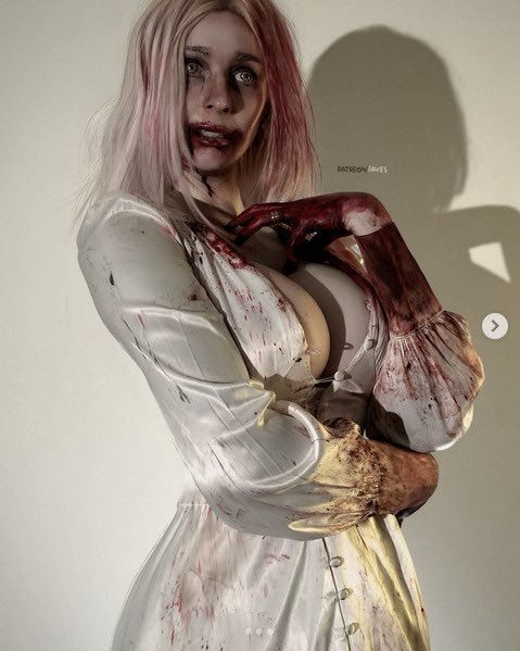 MoaningUndead's tweet photo. ᅠ
ᅠ
         She doesn't know who 𝐂𝐋𝐀𝐈𝐑𝐄 is,
         but that little 𝐂𝐇𝐀𝐑𝐌 of her on
         Leon's pistol is a cutie. 
ᅠ
ᅠ https://t.co/lfFvRmalZY