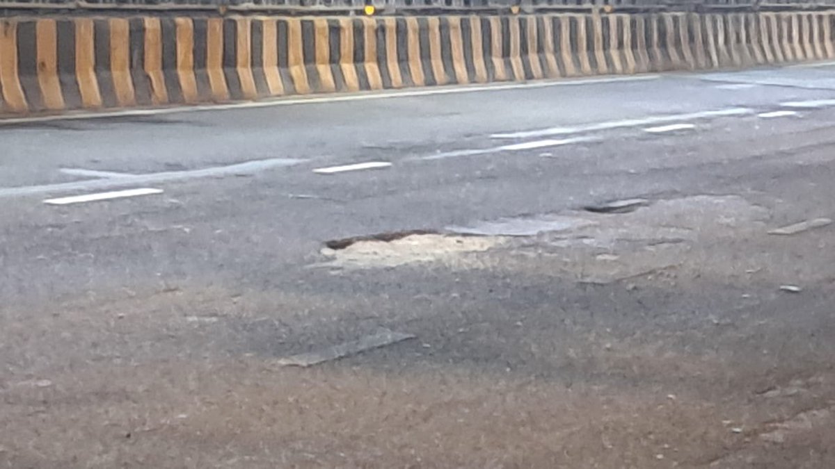 mukkz's tweet photo. Damage Road b4 City Centre metro; extremely dangerous as u manuveur to save from one than another is right in front This can be catastrophic for riders. 
Request immediate repair before someone gets seriously injured.
@noida_authority @noidatraffic @Uppolice @arpbks https://t.co/70VF178FWW