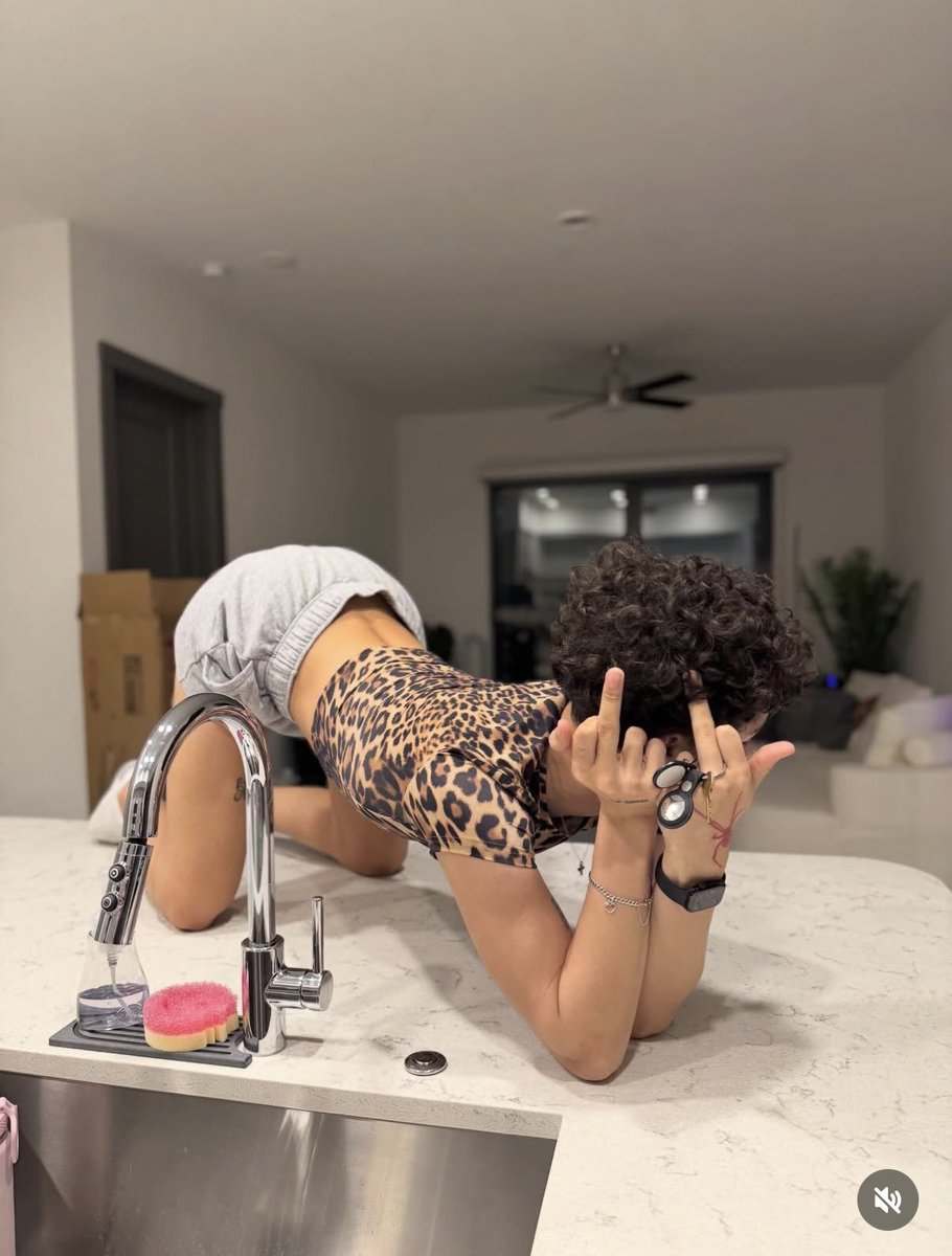 SteyeuhCotter's tweet image. Chris Cotter looks stunning in new pictures in his new apartment.