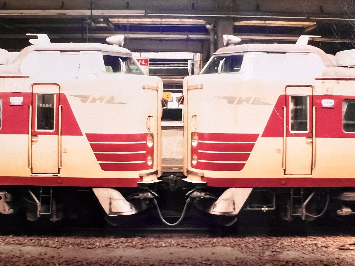 かつて「貫通型の車両使ってるのに貫通路使ってないのはおかしい」とかいろいろ言われた『かもめ･みどり』

肥前山口駅（オールドマニヤは決して江北駅と言えない）で分割に時間かかるから使わなくてもいいんじゃね？ とガキの頃は思ってた

JNRマークが並ぶのが眩しかった（物理）