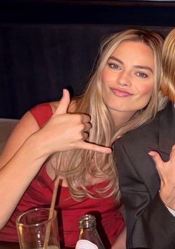 La dejan salir sola y le va a mandar las fotos al esposo!!!!