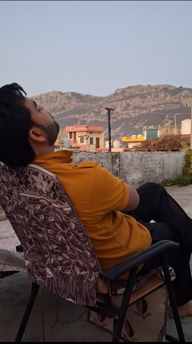 दस्तेयाबी कोई मयार-ए-तमन्ना तो नहीं 
मिल नहीं पाए मगर तुम हमें दरकार तो थे 
                          _अब्दुल्ला जारीन