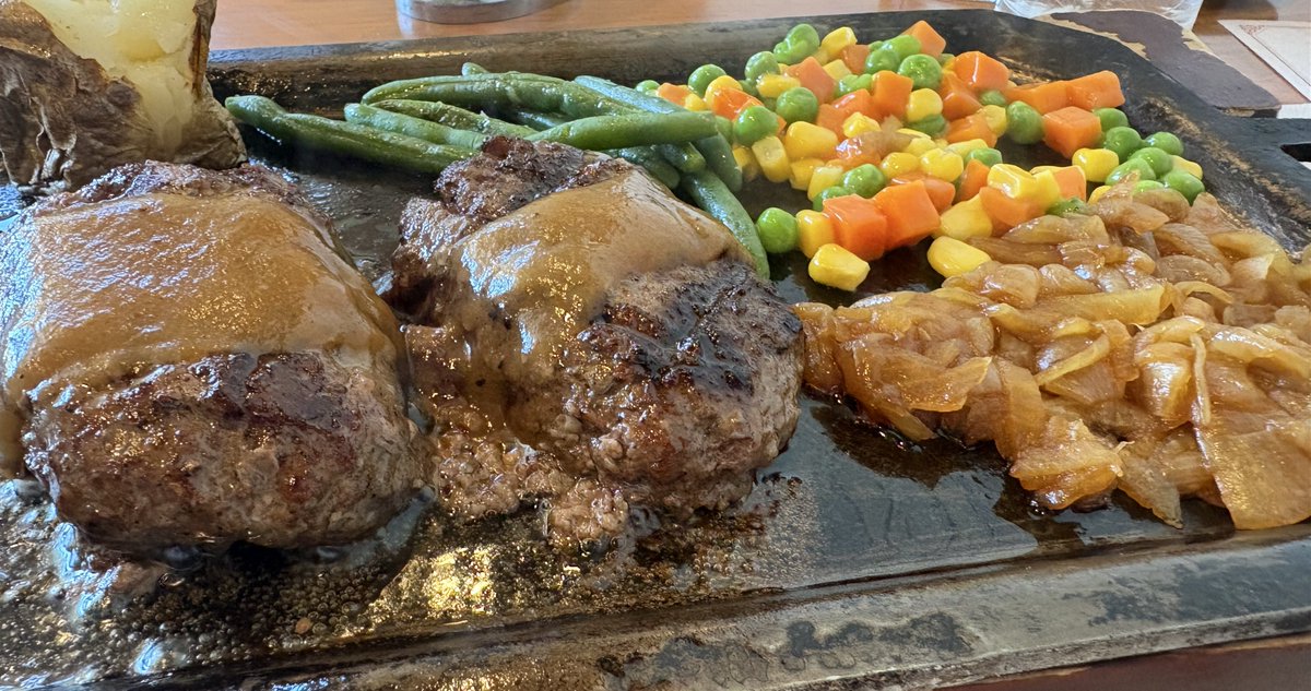 ハングリータイガー🐯美味い✨

ミックスベジタブルとオニオンを最初に鉄板に広げて、ハンバーグと鉄板をナイフで引き剥がした後に、塩と胡椒を適量振りかけてから食べるのが自分流😊

ちなみにジャガイモは皮までいただくので、食べ終わった後の鉄板はめちゃキレイです🤣