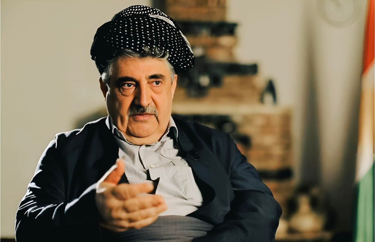 kordi1978's tweet photo. هل تخلى الأمريكيون عن الأكراد؟ تصريحٌ كوردي يعيد فتح جرحٍ تاريخي

أعاد تصريح القيادي الكوردي محمد حاجي محمود، رئيس الحزب الديمقراطي الاشتراكي الكوردستاني، فتح واحدٍ من أكثر الملفات حساسية في التاريخ السياسي الكوردي: العلاقة المعقدة مع الولايات المتحدة.

ففي تصريحٍ حادّ، قال حاجي محمود إن الولايات المتحدة لم تقف يومًا مع الأكراد، واصفًا سياساتها بأنها أقرب إلى “خنجرٍ مسموم في الظهر”. هذا الكلام لم يكن مجرد انتقاد سياسي عابر، بل يعكس شعورًا متراكمًا لدى قطاعات واسعة من النخبة الكوردية بأن التحالف مع واشنطن كان غالبًا تحالفًا ظرفيًا تحكمه المصالح لا الالتزامات.

ذاكرة كوردية مثقلة بالخيبات

ليست هذه المرة الأولى التي يُطرح فيها هذا الاتهام. فالتاريخ السياسي للأكراد مليء بمحطات شعر فيها كثيرون بأن الدعم الدولي تراجع في اللحظة الحاسمة.

من أبرز تلك اللحظ��ت ما حدث بعد استفتاء استقلال إقليم كوردستان 2017، حين خسرت قوات البيشمر��ة السيطرة على كركوك بعد دخول القوات العراقية إليها. بالنسبة لعدد كبير من الأكراد، كان ذلك اختبارًا حقيقيًا لموقف واشنطن، التي فضّلت حينها التهدئة مع بغداد بدل الانخراط في الصراع.

تحالف الضرورة

مع ذلك، لا يمكن إنكار أن العلاقة بين الطرفين شهدت فترات تعاون وثيق، خصوصًا خلال الحرب ضد تنظيم الدولة الإسلامية، حيث لعبت القوات الكوردية دورًا رئيسيًا في المعارك بدعمٍ عسكري وسياسي من التحالف الدولي بقيادة واشنطن.

لكن هذه العلاقة ظلت دائمًا محكومة بمعادلة صعبة: الأكراد يبحثون عن ضمانات سياسية طويلة الأمد، بينما تنظر واشنطن إلى التحالفات من زاوية المصالح الإس��راتيجية المتغيرة.

ما وراء التصريح

تصريحات حاجي محمود قد لا تكون مجرد انتقاد للولايات المتحدة، بل رسالة سياسية أوسع تعكس نقاشًا داخل البيت الكوردي نفسه حول مستقبل التحالفات الدولية. فمع التحولات الجيوسياسية في الشرق الأوسط، بدأ بعض القادة الأكراد يطرحون سؤالًا قديمًا يتجدد اليوم:

هل يمكن الاعتماد على القوى الكبرى لتحقيق الطموحات الكوردية، أم أن الطريق الحقيقي يمر عبر توازنات إقليمية جديدة؟