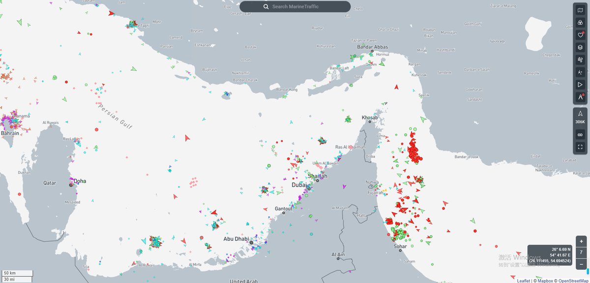 这张来自MarineTraffic 实时船舶自动识别系统（AIS）截图。
完美的表明目前霍尔木兹海峡的主流商业原油运输已处于 90% 以上的实质性物理停滞状态。图中的空间分布完全违背了正常的航运流体力学。