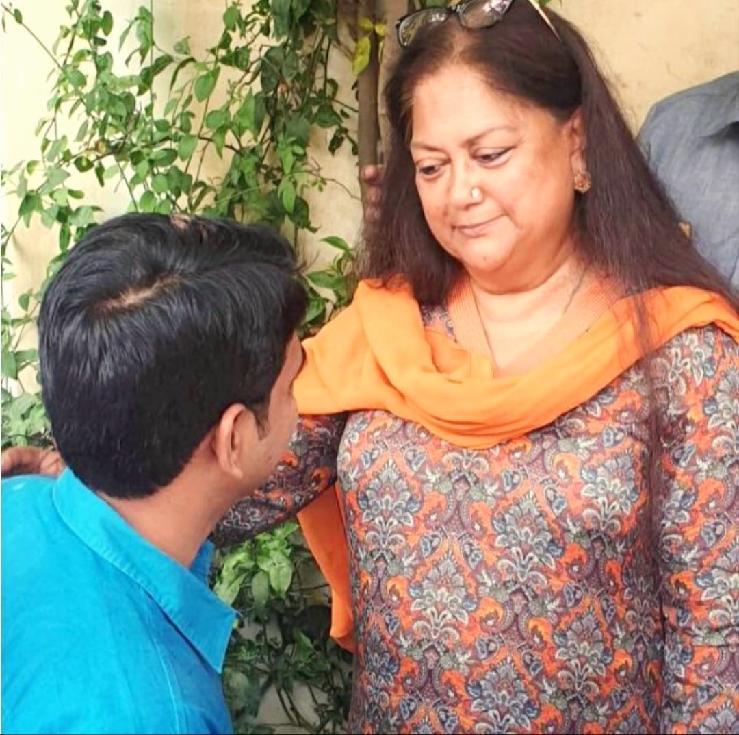 वरिष्ठ भाजपा नेत्री, भारतीय जनता पार्टी की राष्ट्रीय उपाध्यक्ष एवं राजस्थान की पूर्व मुख्यमंत्री श्रीमती <a href="/VasundharaBJP/">Vasundhara Raje</a> जी को जन्मदिन की जन्मदिन की हार्दिक बधाई एवं शुभकामनाएं। 
प्रभु श्रीराम जी से प्रार्थना है कि आप दीर्घायु हों और सदैव स्वस्थ
रहे !