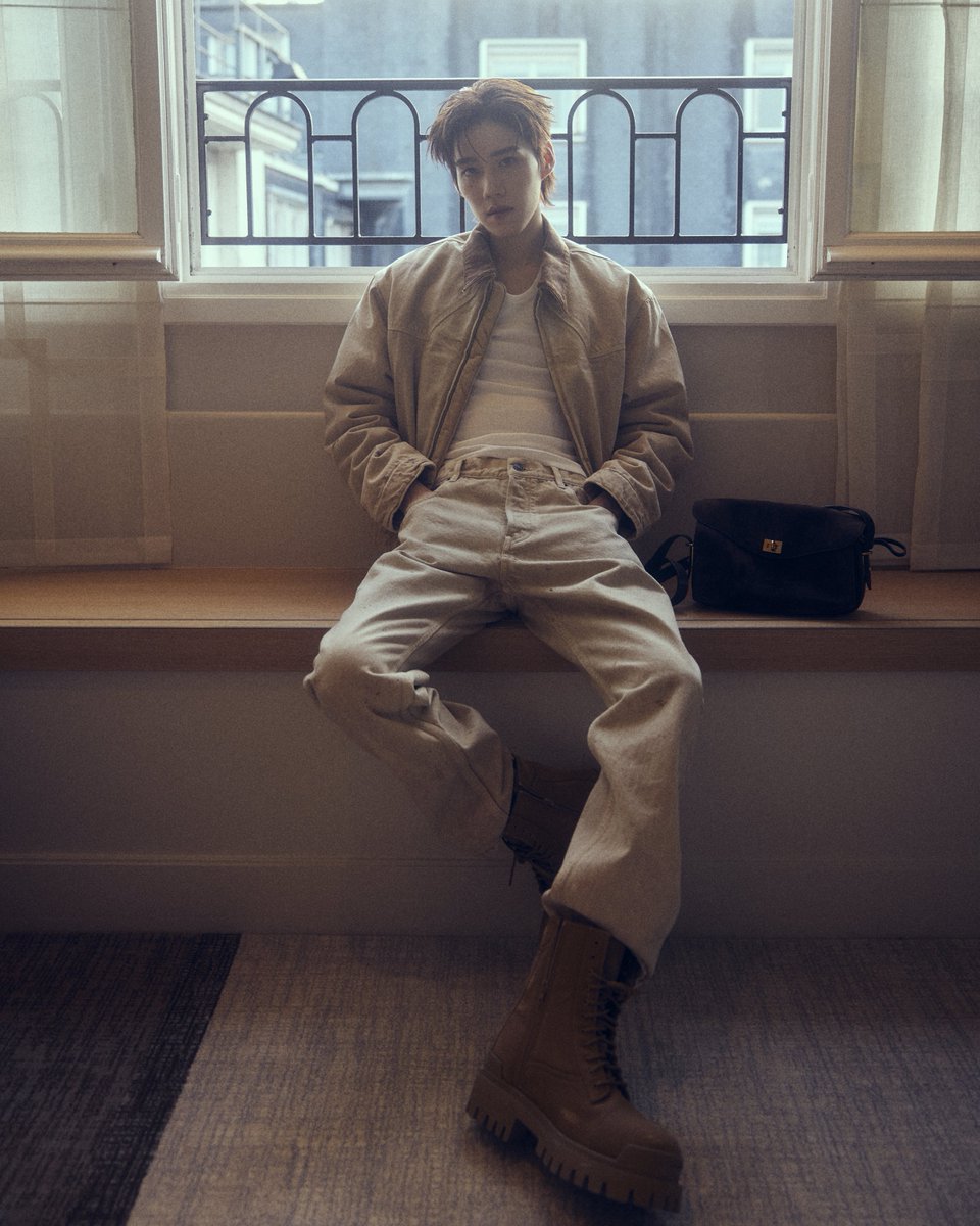 Kazzmagazine's tweet photo. เท่ไม่ไหว! ลุคของ “พีพี กฤษฏ์” ก่อนร่วมชมแฟชั่นโชว์ Balenciaga Winter 26 ClairObscur ในค่ำคืนที่ผ่านมา 🤎

PP KRIT X BALENCIAGA WINTER 26
#BalenciagaWinter26xPPKrit
#BalenciagaWinter26Show 
#Balenciaga #PFW
#PPKritt
#KAZZMAGAZINE https://t.co/XgCzUe64dc