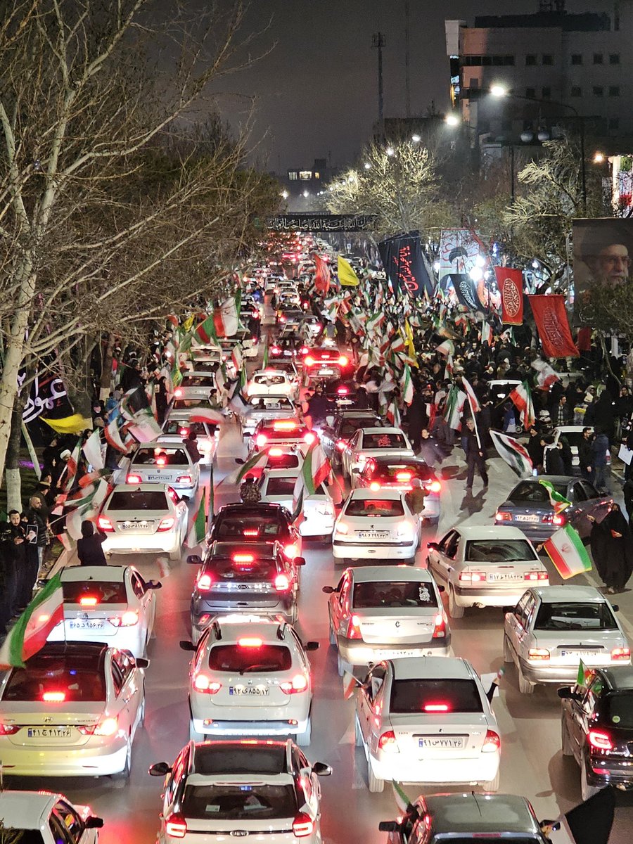 Ketika para imigran haram zionis sedang bersembunyi dan hidup layaknya gelandangan di shelter bawah tanah, rakyat Iran lebih memilih turun ke jalan menanggapi ancaman dari Si Jambul Pedofil Trump.

Ini merupakan sinyal bagi AS bahwa keputusannya untuk melancarkan agresi terhadap