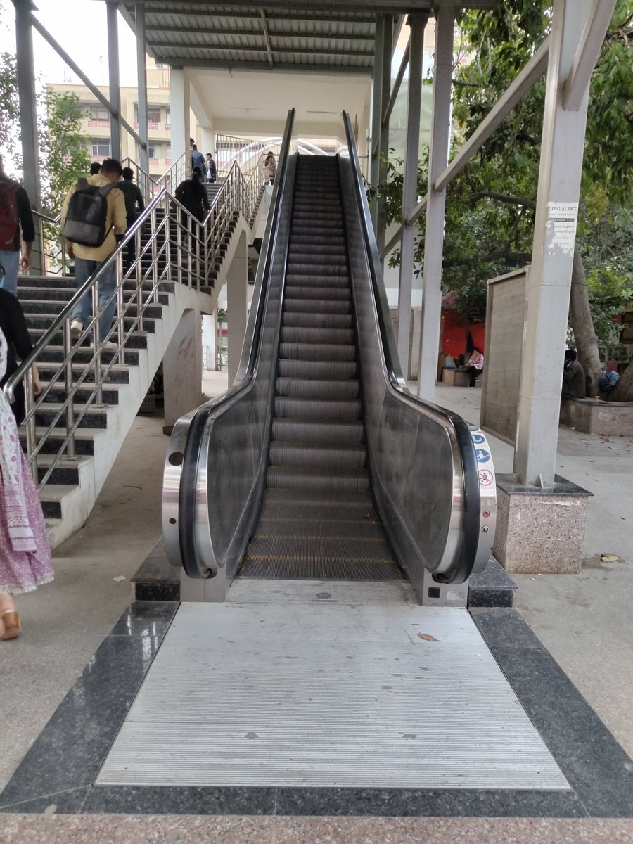 panditabhiazad's tweet image. The staircase at Nehru Place Metro Station has been damaged for many days and is causing inconvenience to commuters. Kindly look into the matter and repair it at the earliest.
@OfficialDMRC @gupta_rekha @LtGovDelhi @DelhiGovDigital
#NehruPlace #DelhiMetro #DMRC