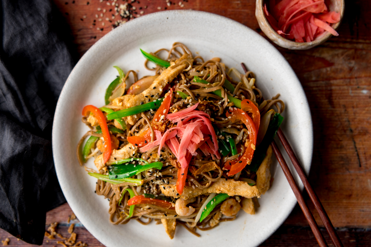 KitchenSanc2ary's tweet image. This Chicken Yakisoba is my copycat version of the Wagamama classic noodle dish. Made with soba noodles, chicken, prawns and egg, it's ready in 20 minutes!
#foodie #noodles #recipeforlove 
kitchensanctuary.com/chicken-yakiso…