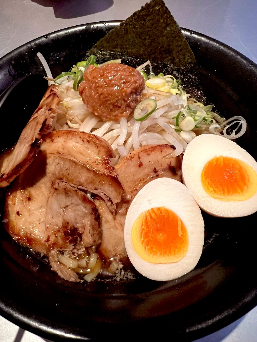 お昼のラーメン🍜
炙りトンくんと煮卵～
醤油ベースを味噌で味変しながら食べる✨️😎