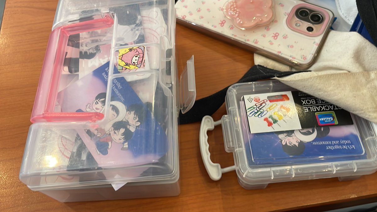 hello im at the alleyyyy giving away freebiess