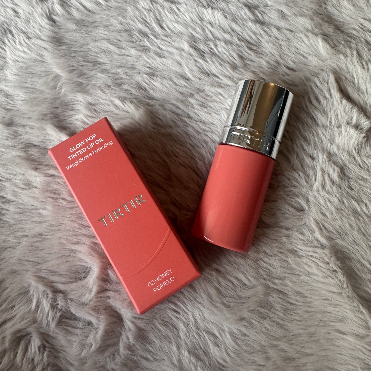 vanillami11's tweet photo. TIRTIR GLOW POP TINTED LIP OIL💄
02 HONEY POMELO

これ1本でもちゃんと可愛いのに、手持ちリップに重ねるだけで一気に今っぽくなる😚

ツヤ感・塗り心地・保湿感＋発色まで兼ね備えた処方😍

ツヤだけじゃなくて発色も🙆‍♀️🩷
しかもベタつかないのにしっとり続く！

リップオイルだからテイントほど乾燥しないのに、ちゃんと色が続く！いいとこ取り✨

#PR #TIRTIR @tirtir_jp