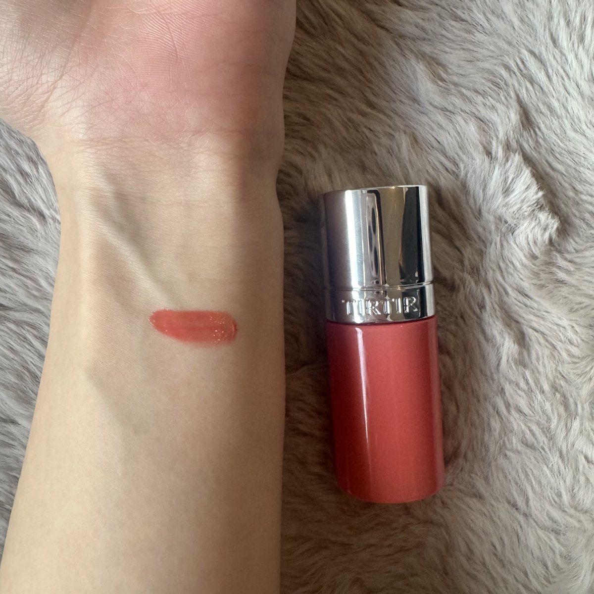 vanillami11's tweet photo. TIRTIR GLOW POP TINTED LIP OIL💄
02 HONEY POMELO

これ1本でもちゃんと可愛いのに、手持ちリップに重ねるだけで一気に今っぽくなる😚

ツヤ感・塗り心地・保湿感＋発色まで兼ね備えた処方😍

ツヤだけじゃなくて発色も🙆‍♀️🩷
しかもベタつかないのにしっとり続く！

リップオイルだからテイントほど乾燥しないのに、ちゃんと色が続く！いいとこ取り✨

#PR #TIRTIR @tirtir_jp