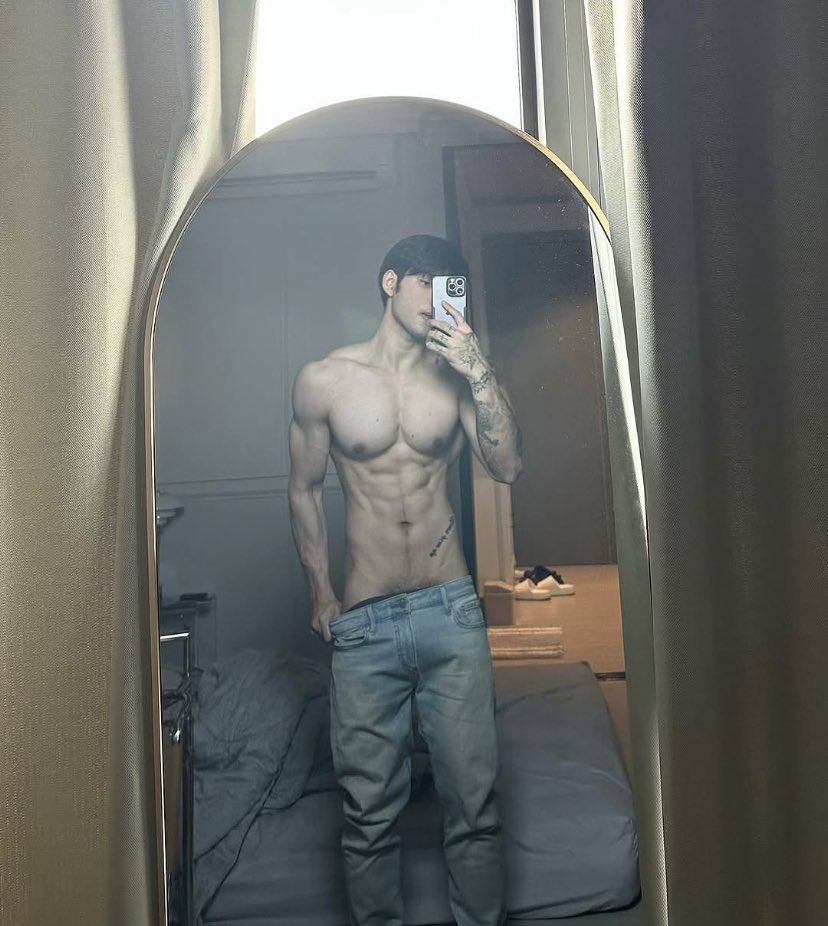 alexispastlife's tweet photo. do you find him attractive??? https://t.co/B8RcW5ONcF