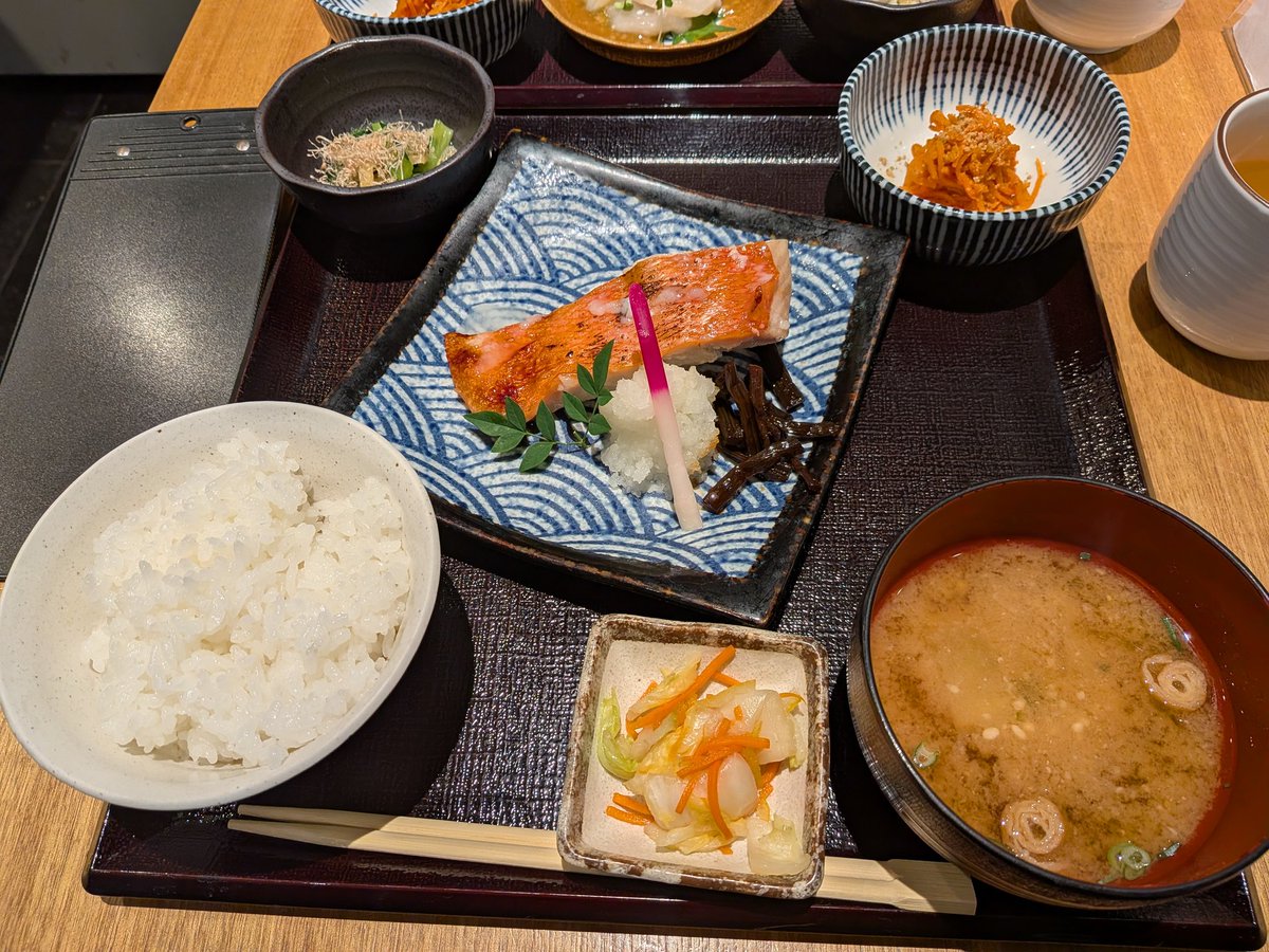 今日はお母上様また訪日でしたので超豪華なお昼でした。
こういう物を毎日食べれるような生命体にわたしはなりたい