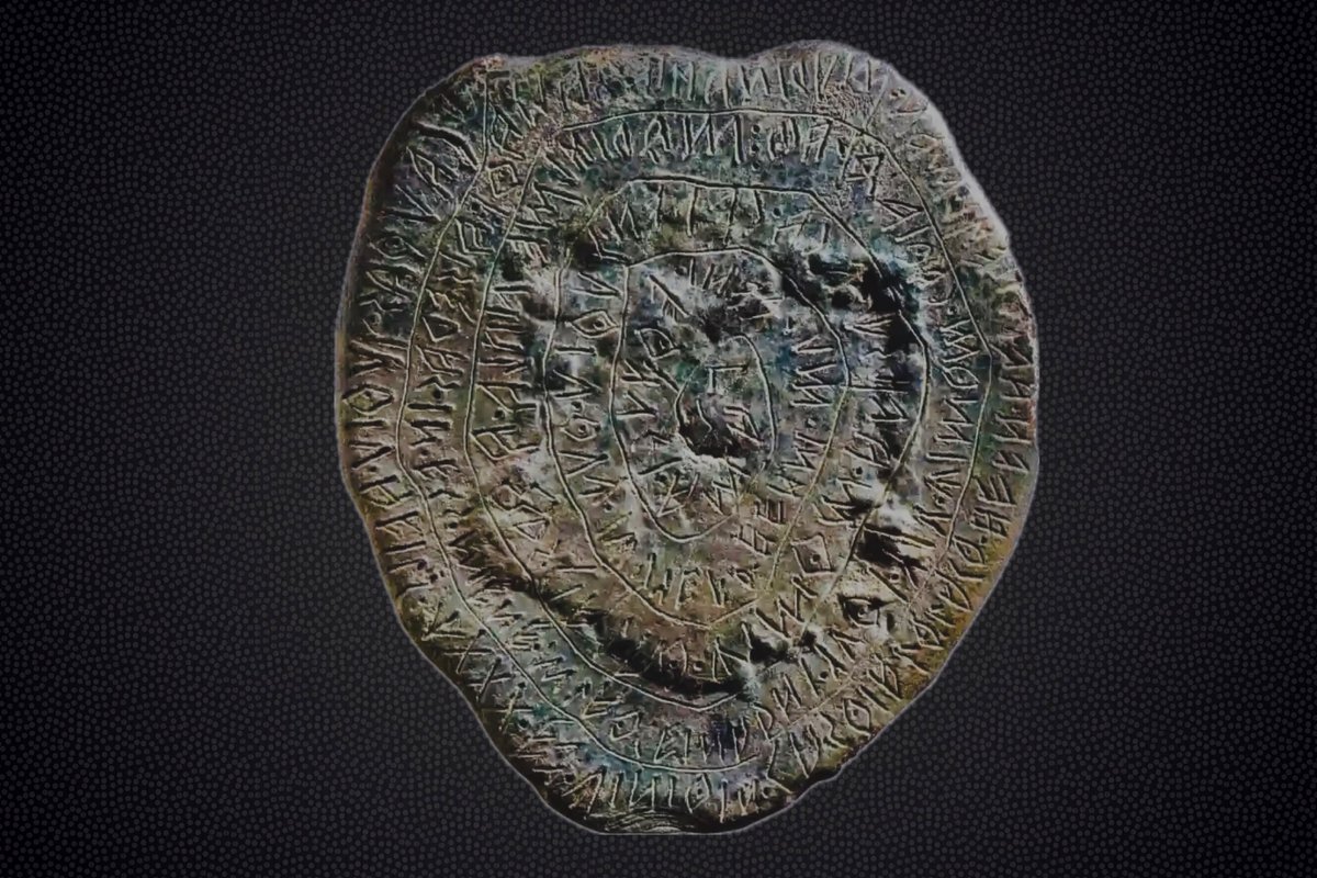 AncientEpoch's tweet photo. 2,500‑year‑old Etruscan ritual disk 

Recovered near Magliano in Toscana, this 191‑gram lead plaque preserves one of the longest Etruscan texts ever found!

70 words carved in a single spiral across both faces. The inscription records strict sacrificial protocols for deities like Tinia, Maris, Calu, and Canthas, written right‑to‑left in inverted characters. 

A compact liturgical engine from the 5th century BC, capturing a ritual sequence that would have vanished without this disk’s survival.