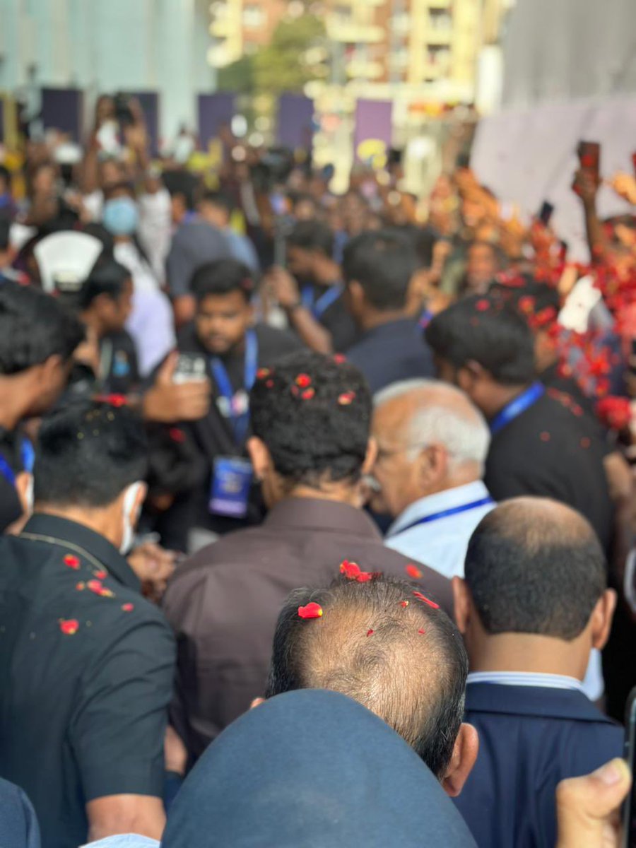 YasodharKadiyal's tweet photo. A sea of fans, endless cheers, and pure love for their idol! 🔥🙌

The Man of Masses, N. T. Rama Rao Jr., receives a grand welcome as he arrives at KIMS Hospital, Bengaluru for the special inauguration. ❤️

The energy, the excitement, and the admiration say it all — Tarak mania is truly unmatched!

#NTR #ManOfMasses #Tarak9999