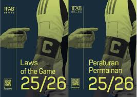 SiaranBolaLive's tweet photo. ICYMI: Aturan terbaru dari International Football Association Board (IFAB) yang akan diterapkan per 1 Juli 2026:

⚽ Percepat Permainan
- Hitungan 5 detik untuk throw-in & goal kick, Kalau telat = bola ke lawan (goal kick bisa jadi corner).
- Pemain diganti wajib keluar ≤10 detik, Kalau telat, pemain pengganti tunggu 1 menit.
- Pemain yang dirawat harus keluar & baru boleh masuk lagi setelah 1 menit.

🎥 VAR
- Bisa koreksi second yellow yang jelas salah.
- Bisa perbaiki mistaken identity (salah kasih kartu).
- Bisa tinjau corner kick yang jelas keliru

📌 Lainnya
Friendly internasional boleh sampai 8–11 pemain cadangan.
Body cam wasit diizinkan (opsional).