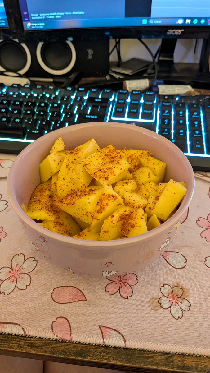 My parents dropped by yesterday and left us hella mangoes for Sofia. Anyways look at my bowl of mangoes with limón and tajin 🤌🏻