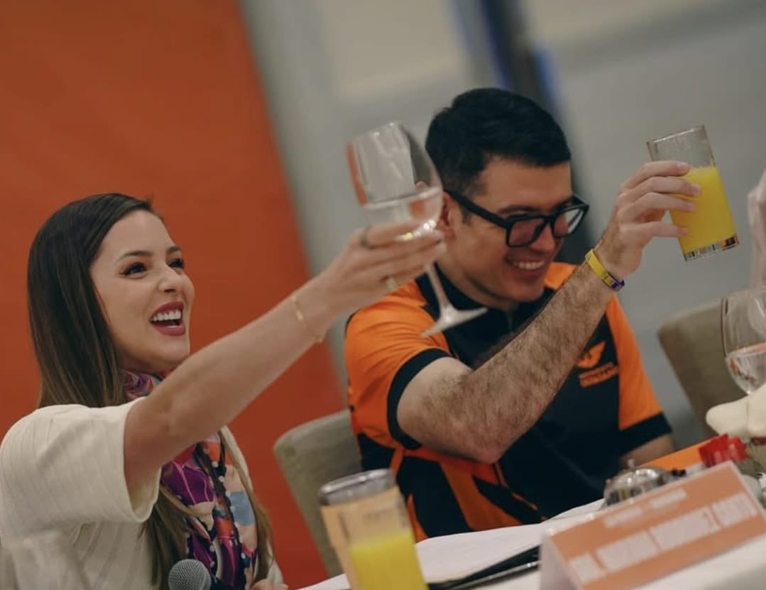 POR MÁS EXTORSIONES 🥂 PARA QUE MARIANA TENGA MÁS DINERO 

El extorsionador a lado de Mariana, es Baltazar Martínez, el líder de movimiento extorsionador ciudadano en Monterrey, es el autor material de las extorsiones a la empresa MATRIMAR. 

Ahí véanlo, con Mariana, celebrando