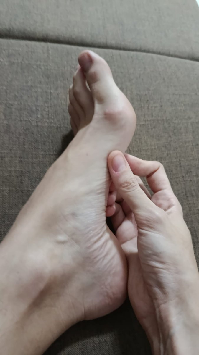 O que devo segurar depois? 

#footjob #feet #soles #toes #fetish #femdom #footfetish #cumshot #nsfw #nsfwtwt