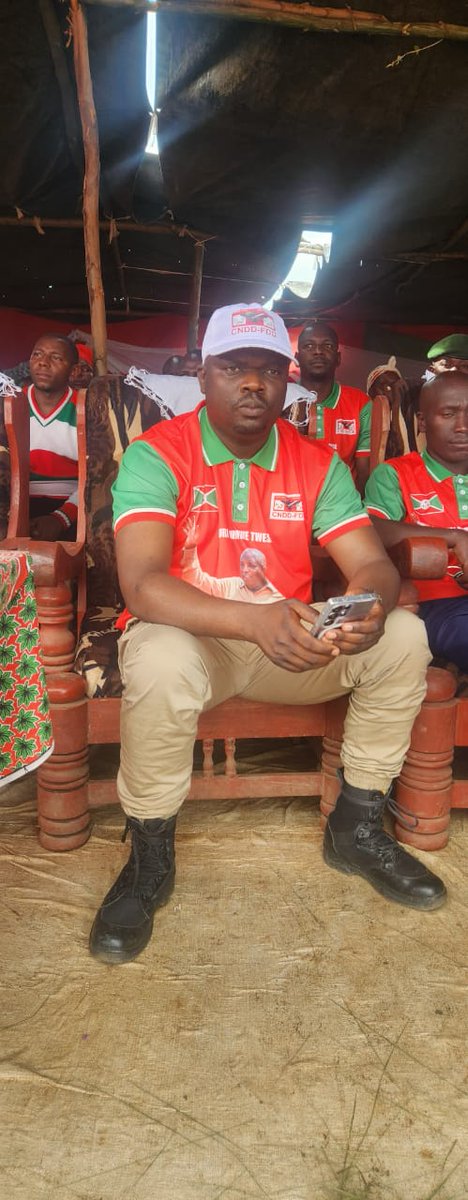 FunengeBlaise's tweet photo. Maître Jacques RUSENGO n'umwe mu bigisha ba Kaminuza y'uburundi . Akaba yahora ari umuyobozi mukuru mubushikiranganji bw'ubudandaji akaba yarasubirijwe muri ayo mabanga mukwezi  kw'icumi 2025. Naheruka kubabwirako yadorongereye muri Leta zunzubumwe za Amerika yahavuye asubizwa i Bujumbura n'inzego z'igihugu.
Amaze guhindurirwa amabanga yahavuye arungikwa muri congo nk'umwe mubajejwe  iperereza y'ibikorwa vyariko bibera muri Sud Kivu kuva ico gihe ntawurasubira kumukubita ijisho turacatohoza ejo tuzobabwira ivyamushikiye murubwo bubisha yarimwo muri Congo , CNDD-FDD mukumurungika muri congo yashaka iki?inyishu ejo aho bukera