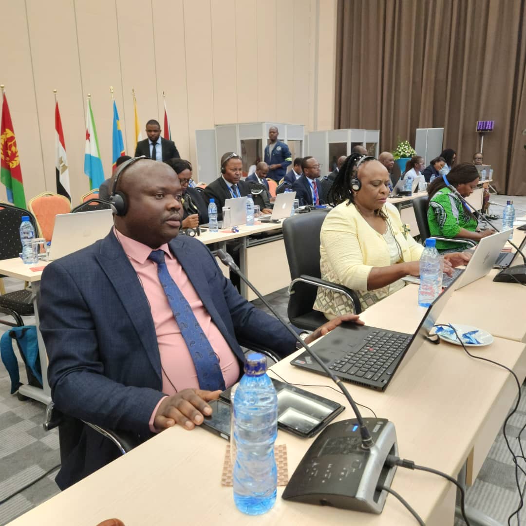 FunengeBlaise's tweet photo. Maître Jacques RUSENGO n'umwe mu bigisha ba Kaminuza y'uburundi . Akaba yahora ari umuyobozi mukuru mubushikiranganji bw'ubudandaji akaba yarasubirijwe muri ayo mabanga mukwezi  kw'icumi 2025. Naheruka kubabwirako yadorongereye muri Leta zunzubumwe za Amerika yahavuye asubizwa i Bujumbura n'inzego z'igihugu.
Amaze guhindurirwa amabanga yahavuye arungikwa muri congo nk'umwe mubajejwe  iperereza y'ibikorwa vyariko bibera muri Sud Kivu kuva ico gihe ntawurasubira kumukubita ijisho turacatohoza ejo tuzobabwira ivyamushikiye murubwo bubisha yarimwo muri Congo , CNDD-FDD mukumurungika muri congo yashaka iki?inyishu ejo aho bukera
