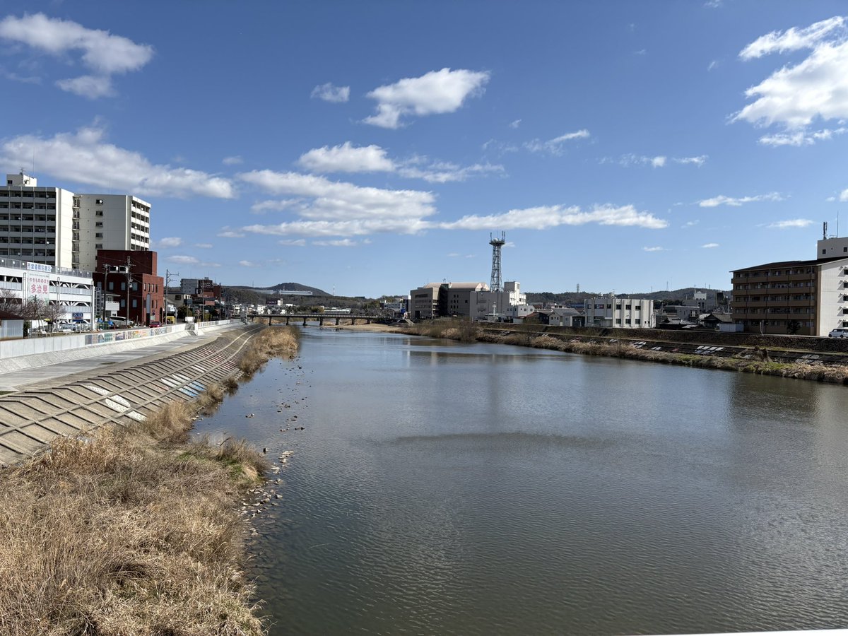 岐阜に来てる。
うな千。人生で一番美味しい鰻だった。
ウマすぎてびっくりして途中味わからなくなった。
bad landのみんなも食べたんだろうな。

食後土手に座ってUFC見てました。いい休日。