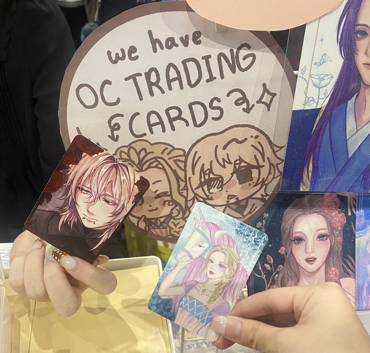 VhisperD_'s tweet photo. จัดบูธเรียบร้อยแล้วค่า✨
บูธเรามี Oc Trading Card ด้วยนะคะะ🌸
B20 | Vhiscotta
วันอาทิตย์ 8 March 2026
📍Union Hall 2, Union Mall fl.6
#CQ9_SUN #CQ9 
#OCTradingCardTH https://t.co/Yj3wBi9fe1