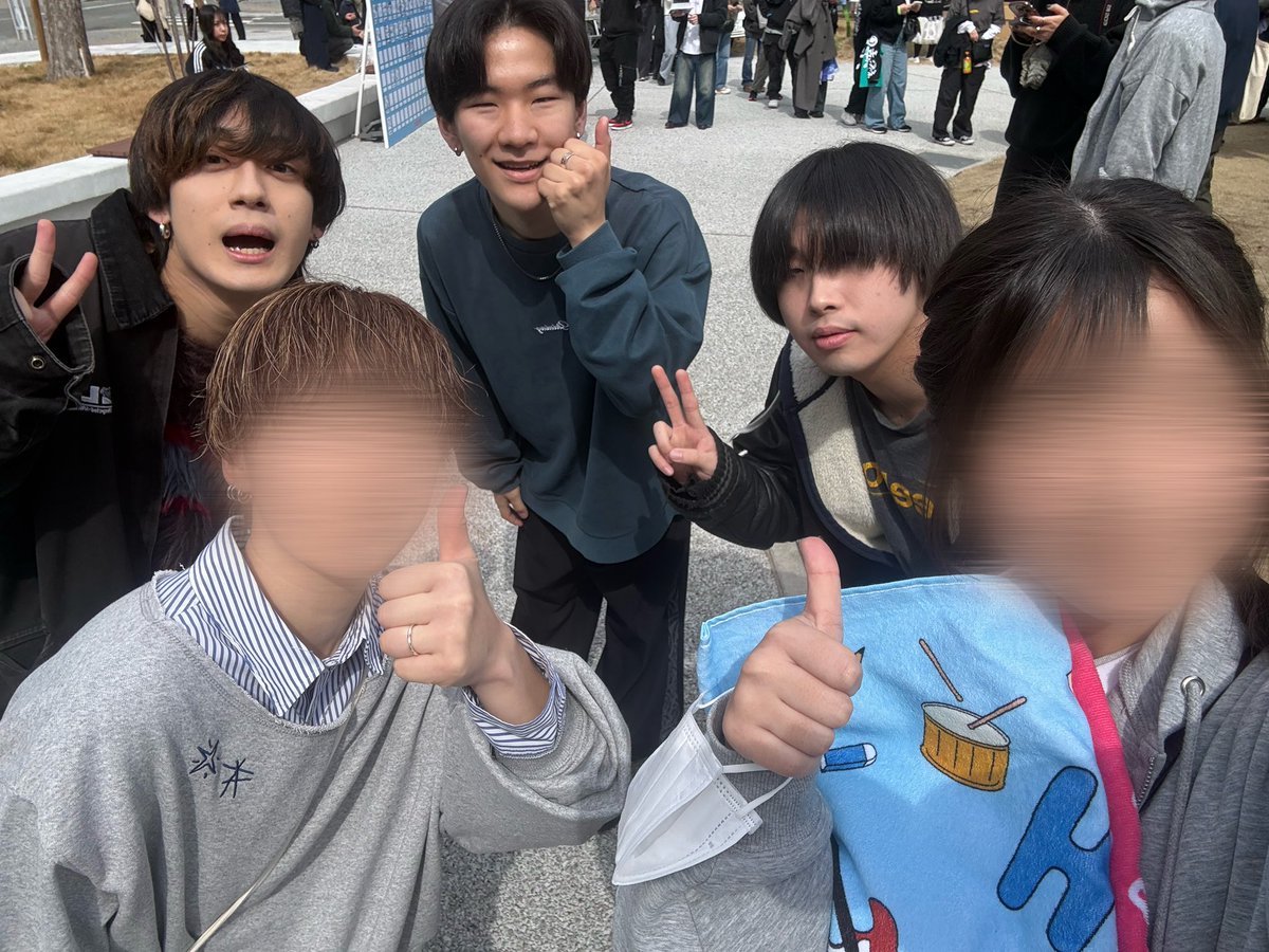 JK131158's tweet photo. 朝から集合写真撮ってるとこに遭遇してやばかった߹-߹

最前で拳めっちゃあげます‼️👊🏻

#Fishandlips #ふぃしゅり #ONTAQ2026 https://t.co/mYE0TCFpYi