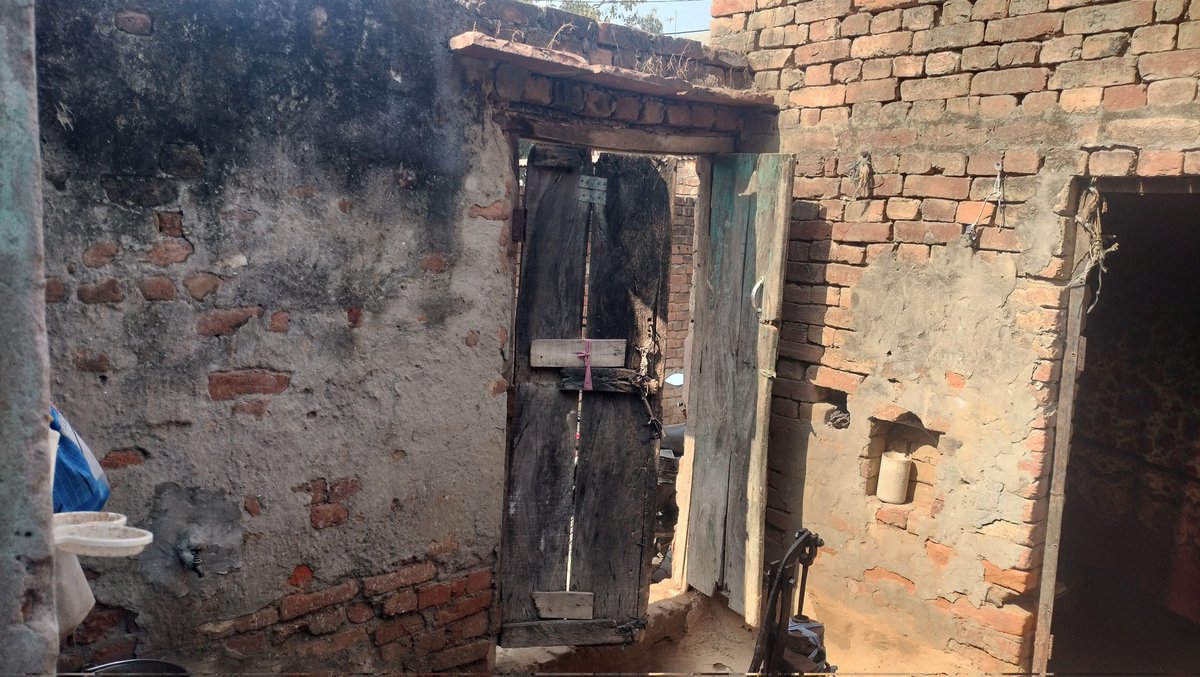 pintukumarjbd99's tweet photo. @DmHapur @PMOIndia @CMOfficeUP माननीय मुख्यमंत्री योगी जी और माननीय प्रधानमंत्री मोदी जी। ओर माननीय हापुड़ @DmHapur मेरा आपसे विनम्र अनुरोध है नगर पंचायत बहादुर गढ़ मै एक बहुत गरीब परिवार है जिनके पास मकान बनाने तक का पैसा नहीं है कृपया आवास योजना से मकान बनवाने की कृपा करे https://t.co/7bycUH1DfP