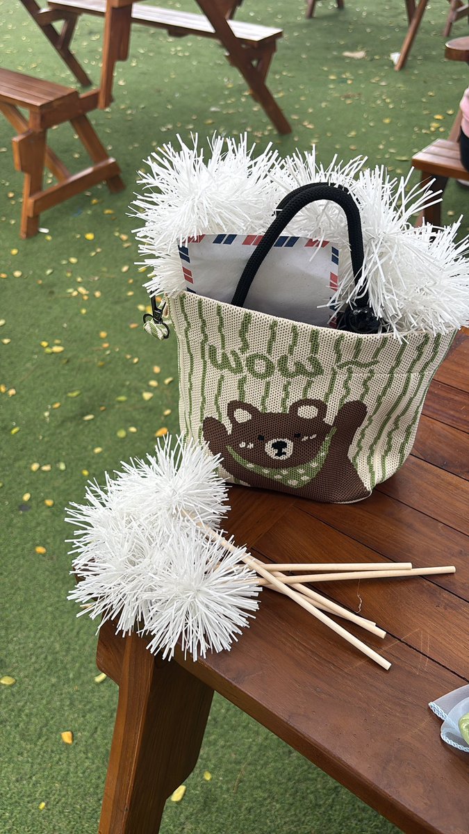L0VELYBEOMIE's tweet photo. hi guys! to those who still need dandelions you can approach me at pickup coffee! 

if ever i’m not there, my bag looks like this so if you spot me feel free to approach me 🥹🩵

#WONDERSAT553_DANDELIONS https://t.co/AN4mSIkSIj
