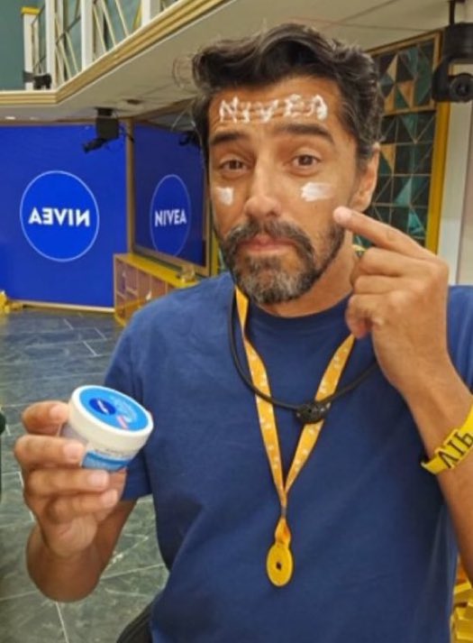 NIVEABRASIL's tweet photo. ele fazendo o skincare com o meu nome na testa 🤍
assim eu apaixono, viu cowboy? 

quem aí também é encantado no paizinho?
#NIVEAnoBBB #BBB26 https://t.co/wrdzHkiyOD
