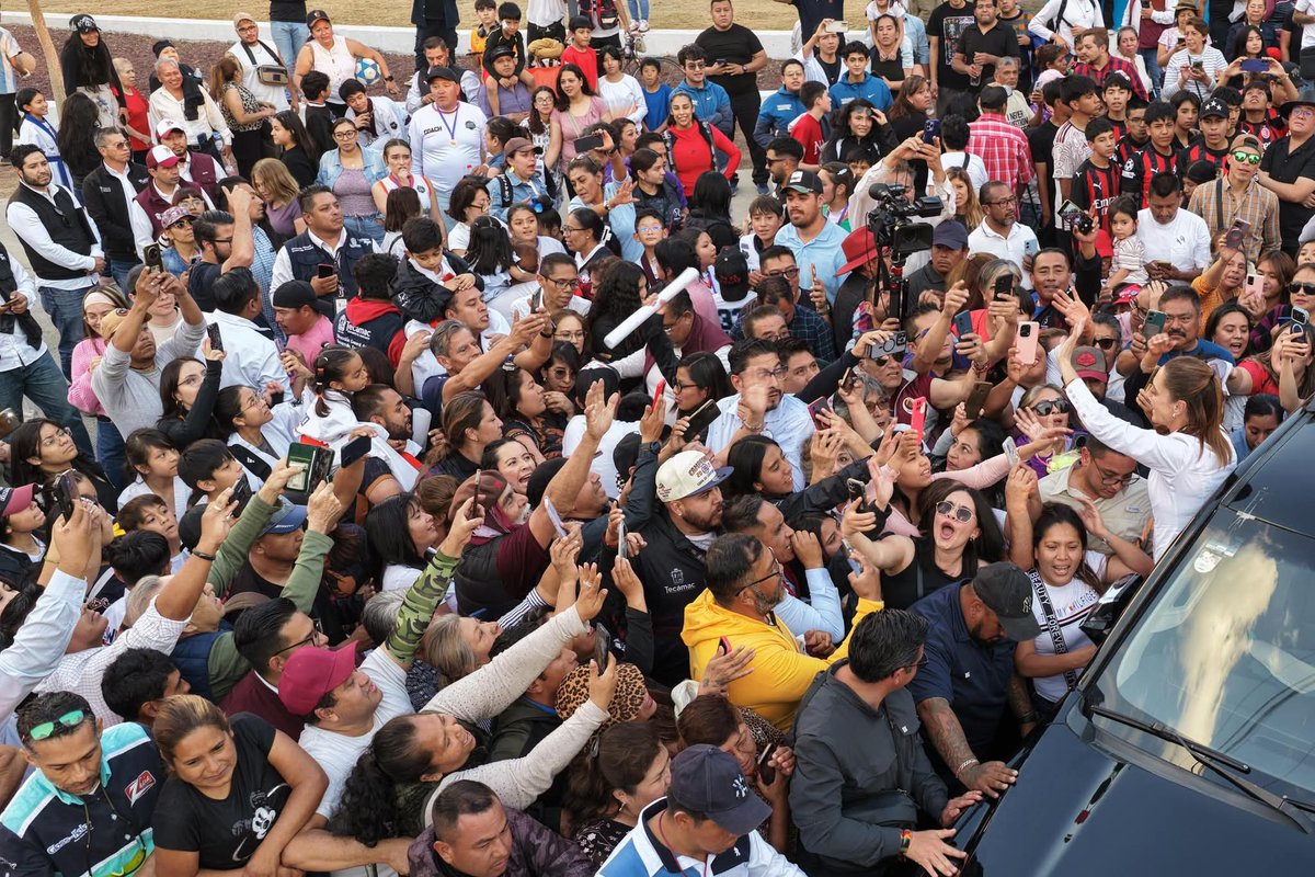 FreddyOliviery's tweet photo. Oigan, estas fotos ya son de todos los días en México. El amor que le tiene el pueblo a su comandanta es inconmensurable 

El México real 👇❤️ https://t.co/VTpIl7P2r9