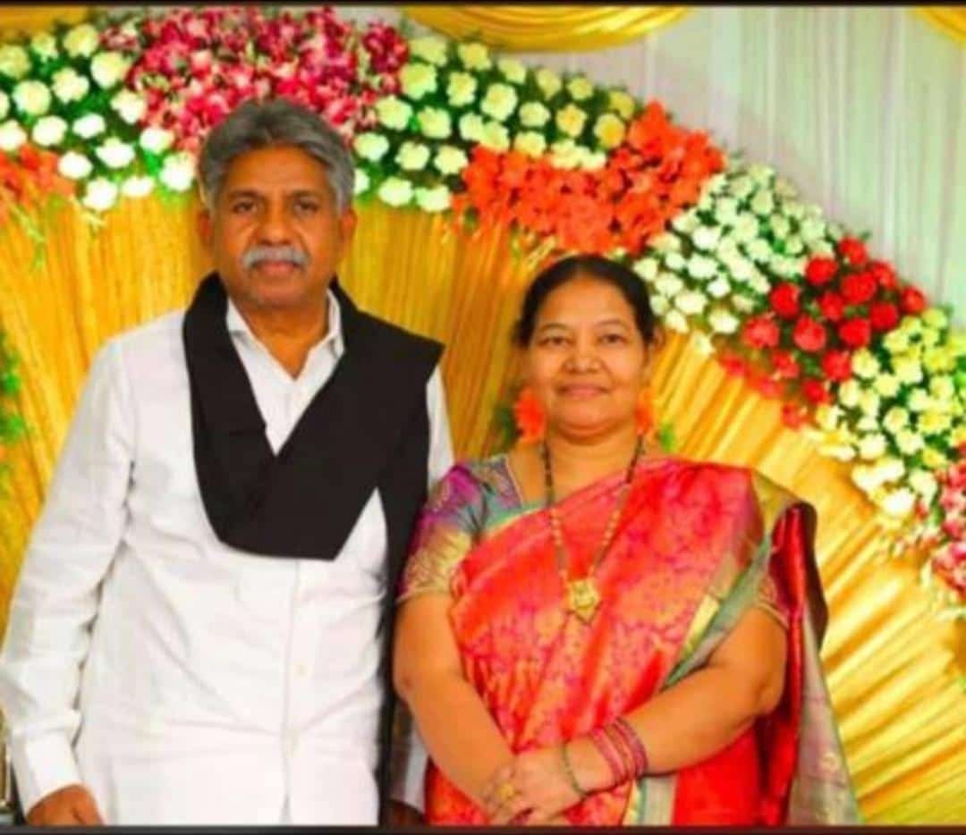 mj_ygr's tweet photo. మహిళ అంటే  ఓర్పు ..
మహిళ అంటే నిబ్బరం ..
మహిళ అంటే దాతృత్వం ..
మహిళ అంటే ధైర్యం ..
మహిళ అంటే శక్తి .. 
మహిళ అంటే సామర్థ్యం .. 
మహిళ అంటే శాంతి ..
మహిళ అంటే నిలబెట్టటం ..
మహిళ అంటే విజయం .. 
మహిళ అంటే సాధించడం .. జాతి ఆదర్శ మహిళ @mandajyothi వదినమ్మకు ,
Women's day wishes 🙏 https://t.co/4awfm5pgfc
