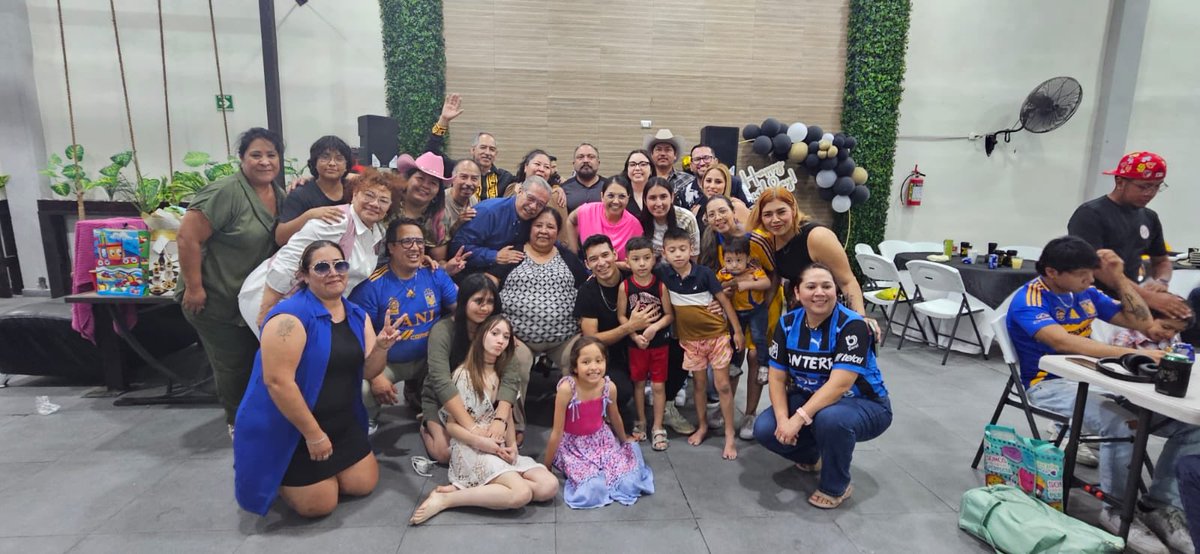 adrixmoreno84's tweet photo. #ElReyDelNorte 
Celebrando el cumpleaños del suegro don Pepe Escobedo.  Entre rayados y tigres saludos. Aquí viendo el juego https://t.co/jnhcEOxUhD