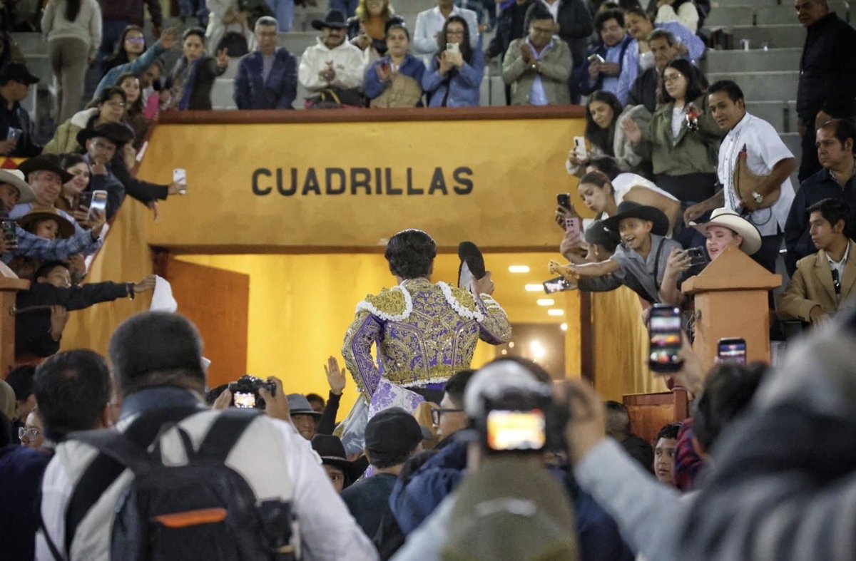 TorosenMexico's tweet photo. Fuera de la CDMX, la tradición de 500 años vive.
Sigan pendientes porque tarde o temprano, seguirá viviendo en la Ciudad de México. 

📸 NTR TOROS https://t.co/WyhCg2qj0n